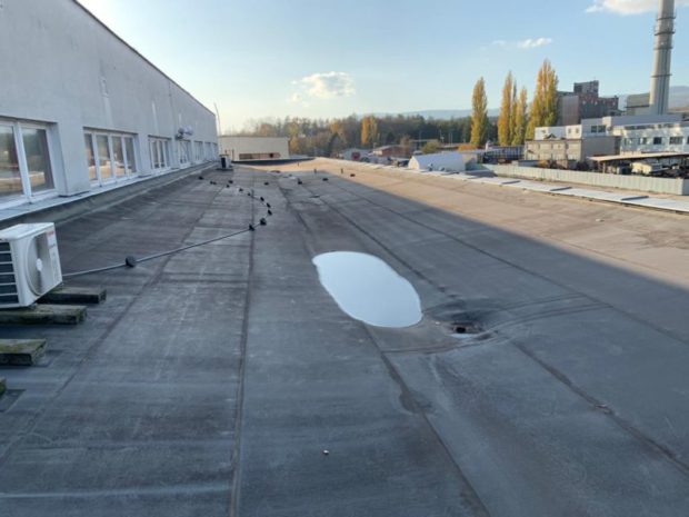 U halového objektu – Proboštov – jsme v červnu 2021 pracovali na hydroizolaci ploché střechy o rozloze 1500 m2. Plán prací: Nová hydroizolační vrstva z mechanicky kotvené TPO fólie Sarnafil TS 77-15. Dodávka včetně odvětrávacích hlavic Lomanco a nových střešních světlíků.…