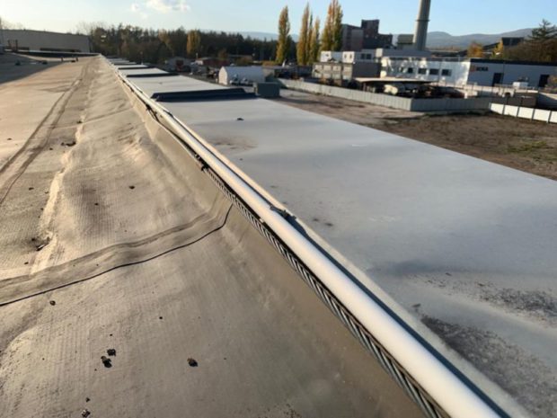 U halového objektu – Proboštov – jsme v červnu 2021 pracovali na hydroizolaci ploché střechy o rozloze 1500 m2. Plán prací: Nová hydroizolační vrstva z mechanicky kotvené TPO fólie Sarnafil TS 77-15. Dodávka včetně odvětrávacích hlavic Lomanco a nových střešních světlíků.…