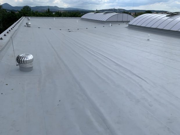 U halového objektu – Proboštov – jsme v červnu 2021 pracovali na hydroizolaci ploché střechy o rozloze 1500 m2. Plán prací: Nová hydroizolační vrstva z mechanicky kotvené TPO fólie Sarnafil TS 77-15. Dodávka včetně odvětrávacích hlavic Lomanco a nových střešních světlíků.…
