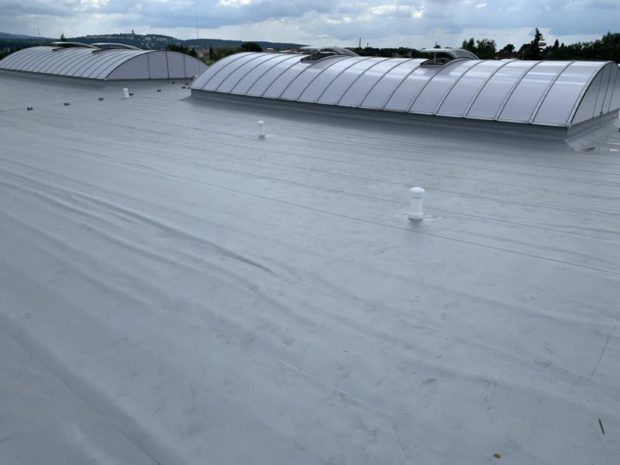 U halového objektu – Proboštov – jsme v červnu 2021 pracovali na hydroizolaci ploché střechy o rozloze 1500 m2. Plán prací: Nová hydroizolační vrstva z mechanicky kotvené TPO fólie Sarnafil TS 77-15. Dodávka včetně odvětrávacích hlavic Lomanco a nových střešních světlíků.…