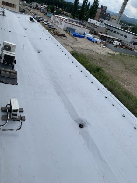 U halového objektu – Proboštov – jsme v červnu 2021 pracovali na hydroizolaci ploché střechy o rozloze 1500 m2. Plán prací: Nová hydroizolační vrstva z mechanicky kotvené TPO fólie Sarnafil TS 77-15. Dodávka včetně odvětrávacích hlavic Lomanco a nových střešních světlíků.…