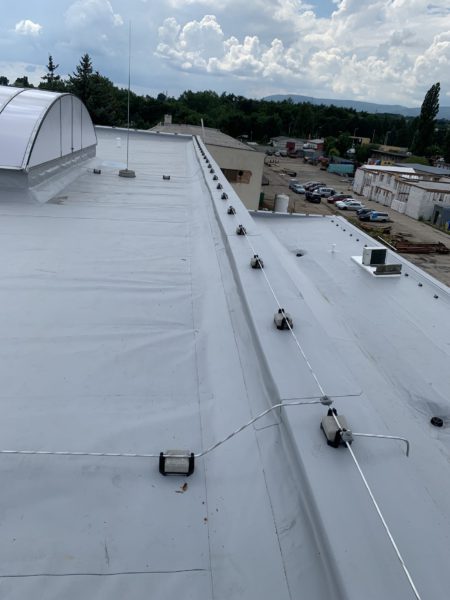 U halového objektu – Proboštov – jsme v červnu 2021 pracovali na hydroizolaci ploché střechy o rozloze 1500 m2. Plán prací: Nová hydroizolační vrstva z mechanicky kotvené TPO fólie Sarnafil TS 77-15. Dodávka včetně odvětrávacích hlavic Lomanco a nových střešních světlíků.…
