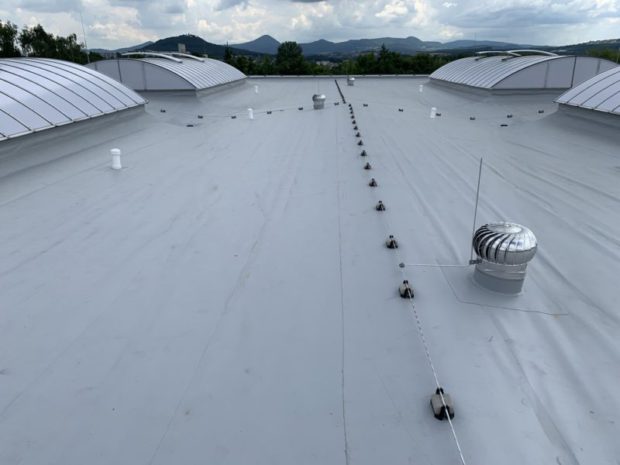 U halového objektu – Proboštov – jsme v červnu 2021 pracovali na hydroizolaci ploché střechy o rozloze 1500 m2. Plán prací: Nová hydroizolační vrstva z mechanicky kotvené TPO fólie Sarnafil TS 77-15. Dodávka včetně odvětrávacích hlavic Lomanco a nových střešních světlíků.…
