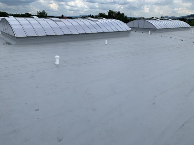 U halového objektu – Proboštov – jsme v červnu 2021 pracovali na hydroizolaci ploché střechy o rozloze 1500 m2. Plán prací: Nová hydroizolační vrstva z mechanicky kotvené TPO fólie Sarnafil TS 77-15. Dodávka včetně odvětrávacích hlavic Lomanco a nových střešních světlíků.…