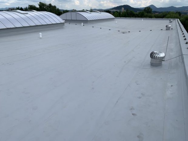 U halového objektu – Proboštov – jsme v červnu 2021 pracovali na hydroizolaci ploché střechy o rozloze 1500 m2. Plán prací: Nová hydroizolační vrstva z mechanicky kotvené TPO fólie Sarnafil TS 77-15. Dodávka včetně odvětrávacích hlavic Lomanco a nových střešních světlíků.…