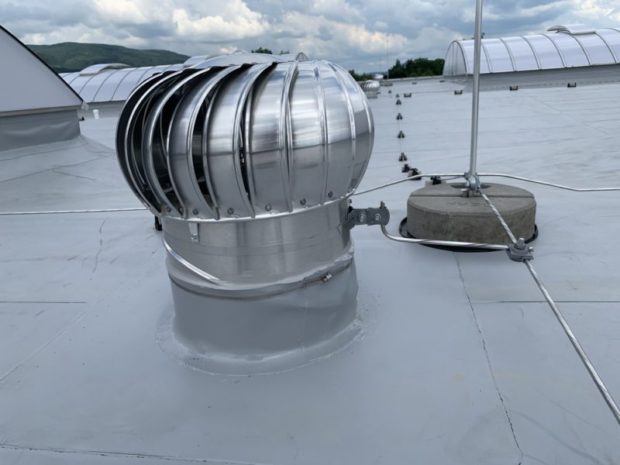 U halového objektu – Proboštov – jsme v červnu 2021 pracovali na hydroizolaci ploché střechy o rozloze 1500 m2. Plán prací: Nová hydroizolační vrstva z mechanicky kotvené TPO fólie Sarnafil TS 77-15. Dodávka včetně odvětrávacích hlavic Lomanco a nových střešních světlíků.…