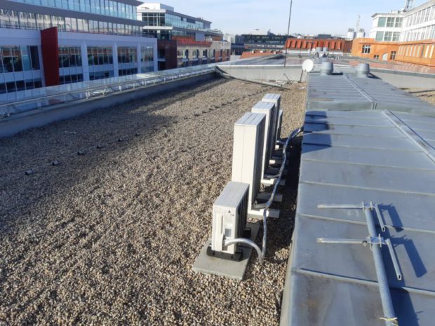 U administrativní budovy Corso Karlín jsme na jaře 2021 realizovali kompletní rekonstrukci hydroizolační vrstvy střechy o rozloze 800m2. Jako hydroizolační fólie bylo použito PVC Fatrafol 818 tl. 1,5 mm. Součástí bylo přesouvání kačírku v rámci plochy střechy po jednotlivých etapách.…