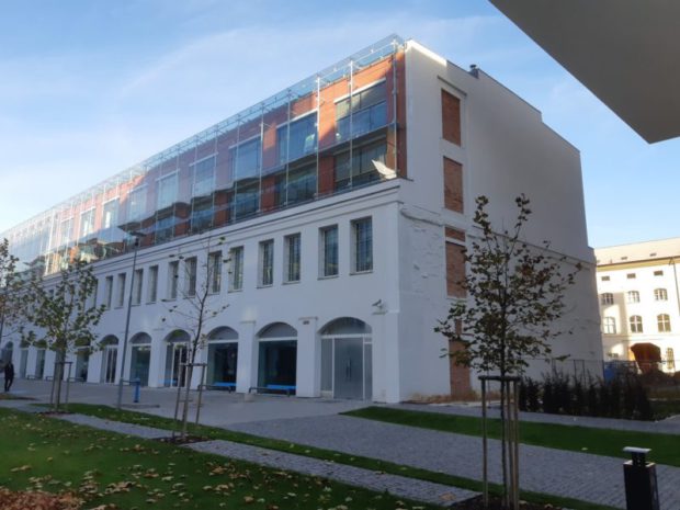 U administrativní budovy Corso Karlín jsme na jaře 2021 realizovali kompletní rekonstrukci hydroizolační vrstvy střechy o rozloze 800m2. Jako hydroizolační fólie bylo použito PVC Fatrafol 818 tl. 1,5 mm. Součástí bylo přesouvání kačírku v rámci plochy střechy po jednotlivých etapách.…