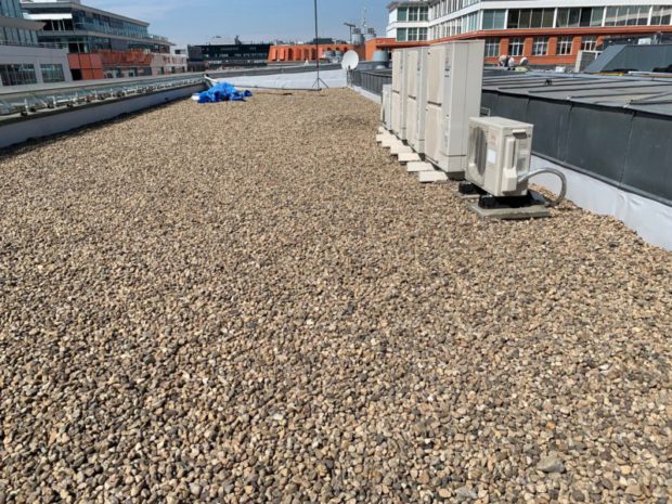 U administrativní budovy Corso Karlín jsme na jaře 2021 realizovali kompletní rekonstrukci hydroizolační vrstvy střechy o rozloze 800m2. Jako hydroizolační fólie bylo použito PVC Fatrafol 818 tl. 1,5 mm. Součástí bylo přesouvání kačírku v rámci plochy střechy po jednotlivých etapách.…