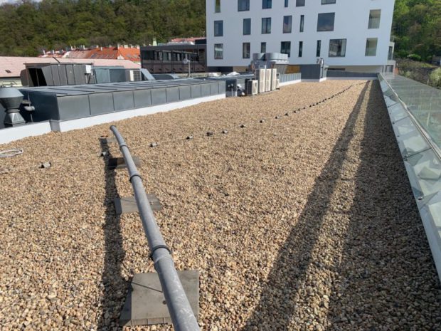 U administrativní budovy Corso Karlín jsme na jaře 2021 realizovali kompletní rekonstrukci hydroizolační vrstvy střechy o rozloze 800m2. Jako hydroizolační fólie bylo použito PVC Fatrafol 818 tl. 1,5 mm. Součástí bylo přesouvání kačírku v rámci plochy střechy po jednotlivých etapách.…