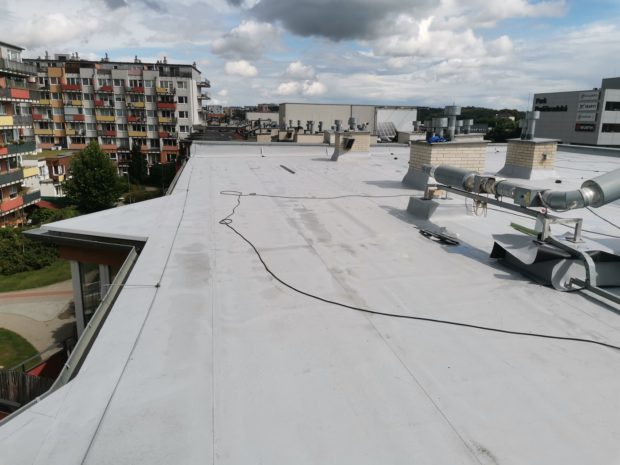 U dvojice bytových domů v pražské Poděbradské ulici jsme srpnu-září 2021 pracovali na rekonstrukci hydroizolace střechy o celkové rozloze 2200 m2. Realizací byla dodávka nové hydroizolační vrstvy, v jejímž rámci proběhlo drobné vyrovnání podkladu přířezy asfaltových pasů a kompletně nová mechanicky kotvená hydroizolační vrstva z FPO fólie Bauder. Realizace včetně všech detailů střechy.
…