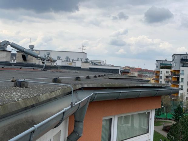 U dvojice bytových domů v pražské Poděbradské ulici jsme srpnu-září 2021 pracovali na rekonstrukci hydroizolace střechy o celkové rozloze 2200 m2. Realizací byla dodávka nové hydroizolační vrstvy, v jejímž rámci proběhlo drobné vyrovnání podkladu přířezy asfaltových pasů a kompletně nová mechanicky kotvená hydroizolační vrstva z FPO fólie Bauder. Realizace včetně všech detailů střechy.
…