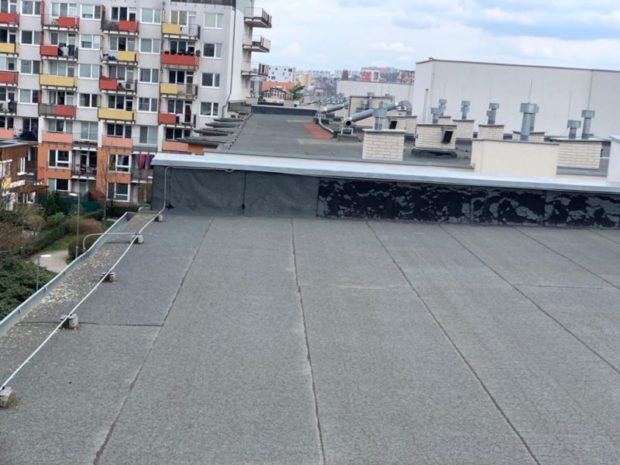 U dvojice bytových domů v pražské Poděbradské ulici jsme srpnu-září 2021 pracovali na rekonstrukci hydroizolace střechy o celkové rozloze 2200 m2. Realizací byla dodávka nové hydroizolační vrstvy, v jejímž rámci proběhlo drobné vyrovnání podkladu přířezy asfaltových pasů a kompletně nová mechanicky kotvená hydroizolační vrstva z FPO fólie Bauder. Realizace včetně všech detailů střechy.
…