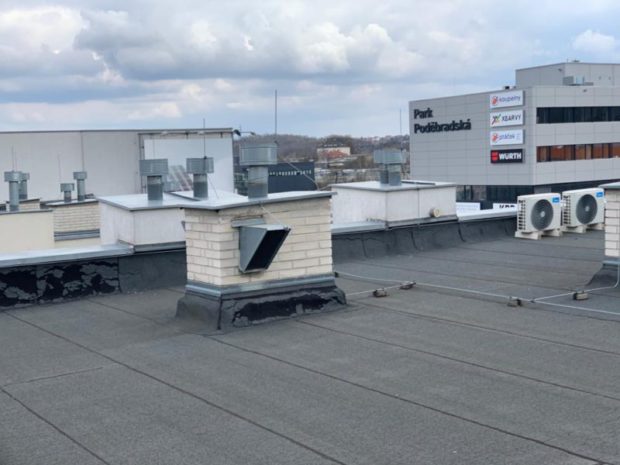 U dvojice bytových domů v pražské Poděbradské ulici jsme srpnu-září 2021 pracovali na rekonstrukci hydroizolace střechy o celkové rozloze 2200 m2. Realizací byla dodávka nové hydroizolační vrstvy, v jejímž rámci proběhlo drobné vyrovnání podkladu přířezy asfaltových pasů a kompletně nová mechanicky kotvená hydroizolační vrstva z FPO fólie Bauder. Realizace včetně všech detailů střechy.
…