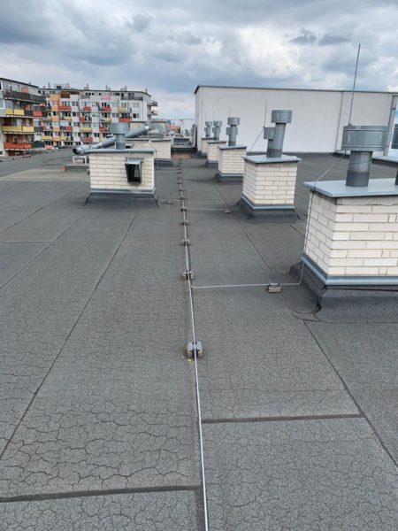 U dvojice bytových domů v pražské Poděbradské ulici jsme srpnu-září 2021 pracovali na rekonstrukci hydroizolace střechy o celkové rozloze 2200 m2. Realizací byla dodávka nové hydroizolační vrstvy, v jejímž rámci proběhlo drobné vyrovnání podkladu přířezy asfaltových pasů a kompletně nová mechanicky kotvená hydroizolační vrstva z FPO fólie Bauder. Realizace včetně všech detailů střechy.
…